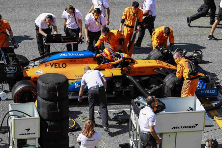 Carlos Sainz Jr. foi um dos pilotos que abandonou após o grande acidente da volta 7