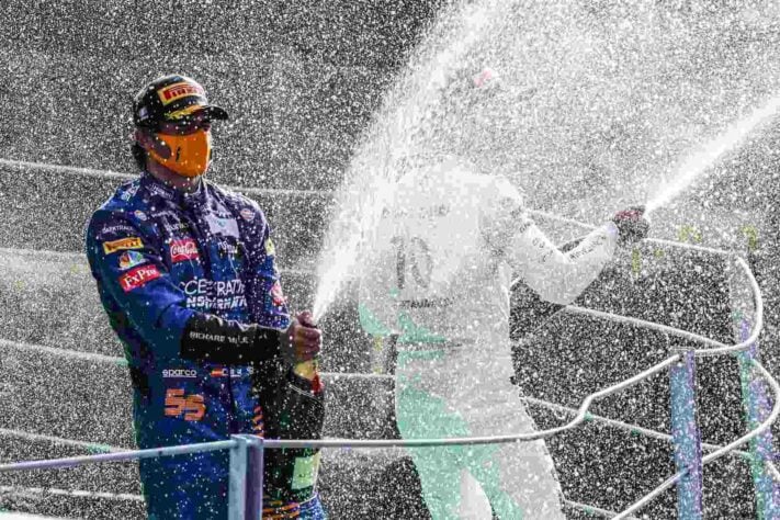 Apesar da vitória perdida, Carlos Sainz comemorou muito o segundo lugar na Itália 