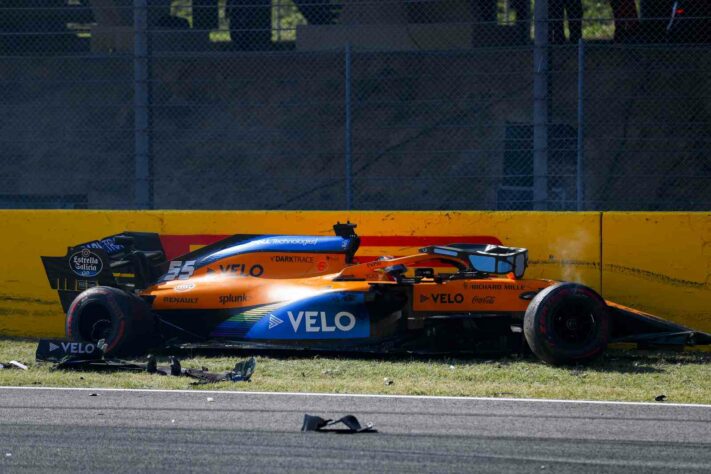 O estado do carro de Carlos Sainz após o acidente que gerou bandeira vermelha 