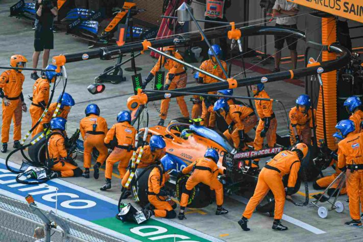 McLaren trabalha no pit-stop de Lando Norris. Mesmo assim, britânico não conseguiu ganhar muitas posições na corrida