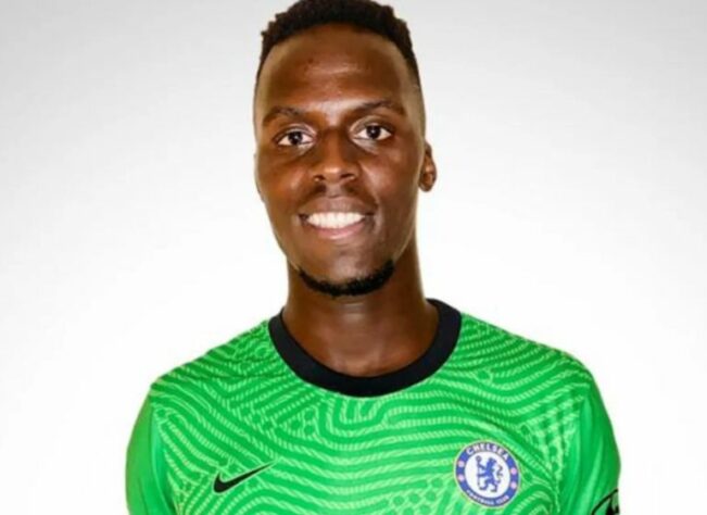 FECHADO - O Chelsea oficializou a contratação do goleiro Edouard Mendy em suas redes sociais e confirmou a assinatura do contrato por cinco temporadas. O francês chega para compor o setor que conta com Kepa Arrizabalaga, muito criticado por suas atuações fracas, e Willy Caballero, arqueiro veterano, mas também muito contestado.