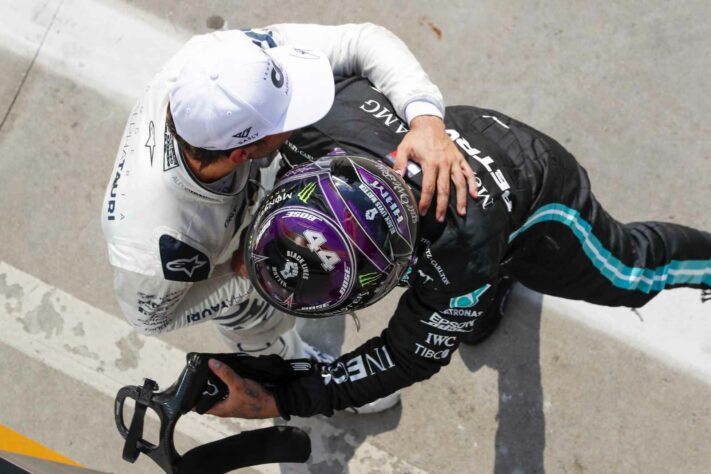 Lewis Hamilton fez questão de parabenizar Pierre Gasly pela primeira vitória na carreira