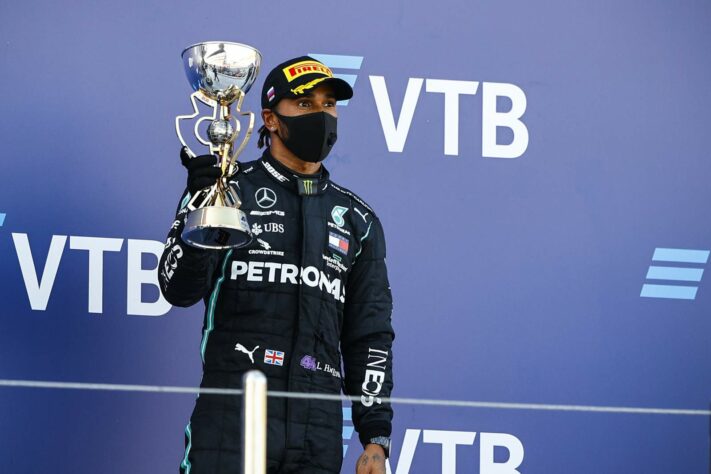 Lewis Hamilton foi o terceiro colocado em Sóchi após sofrer duas punições 