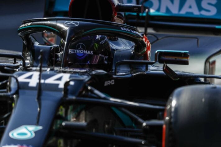 Lewis Hamilton em ação nos primeiros treinos livres para o GP da Toscana