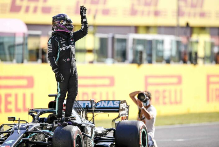 A festa do britânico após mais uma pole na carreira, dessa vez em Mugello 