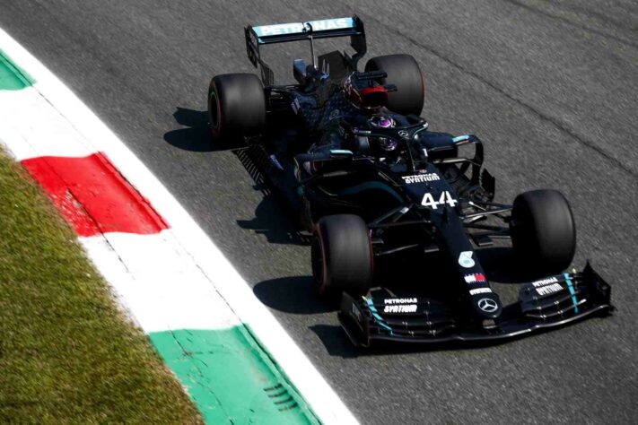 Lewis Hamilton busca a terceira vitória consecutiva na temporada 2020