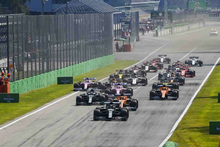 Hamilton foi punido por entrar nos boxes fechados e caiu no pelotão após liderar quase metade da corrida