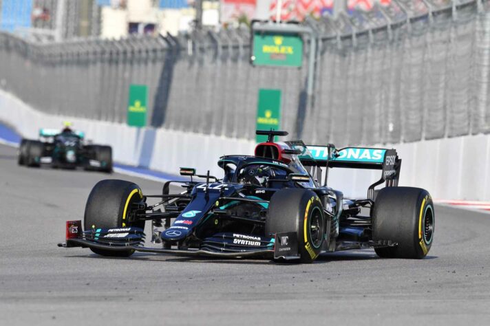 Lewis Hamilton ainda conseguiu superar o recorde de volta no circuito russo