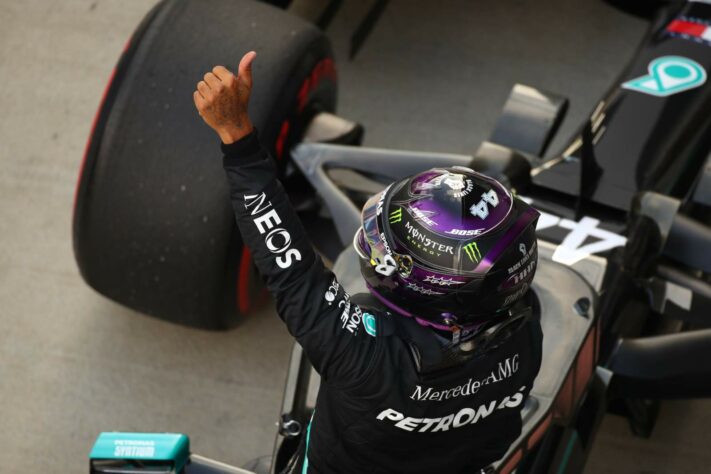 Lewis Hamilton brilhou no sábado em Sóchi