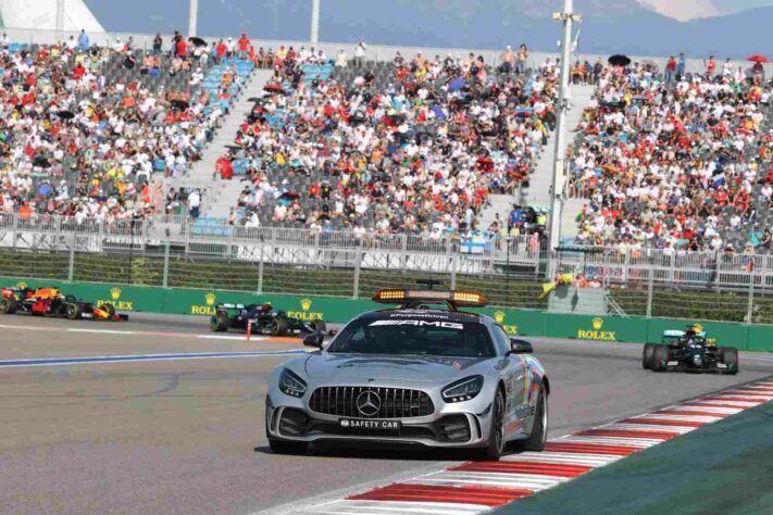 Agora também existe o VSC, ou safety car virtual, onde o carro não entra na pista e os pilotos diminuem a velocidade