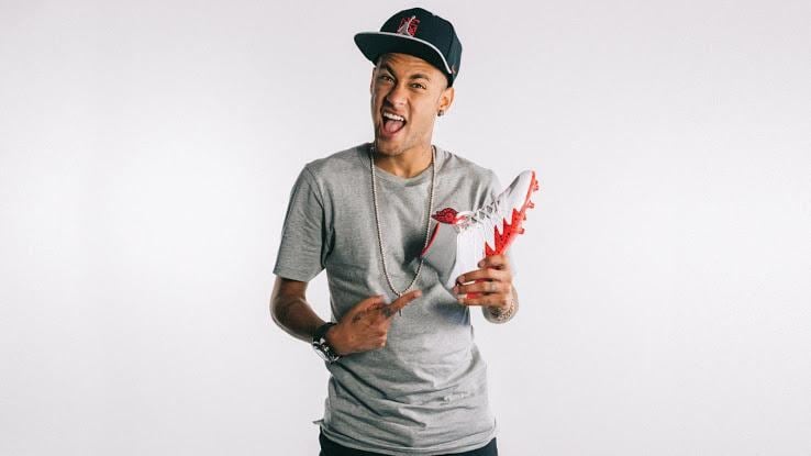 Em 2016, uma parceria inédita entre a Nike e a Air Jordan, com a chuteira “Nike Hypervenom II, Neymar e Jordan”. 
