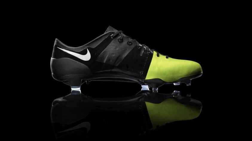 Em 2012, ele utilizou uma chuteira ambientalmente sustentável, nas cores preta e amarela, chamada "Nike Green Speed".