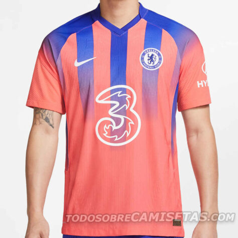 Crystal Palace? Não! Esse é o terceiro uniforme do Chelsea para 2020-2021. O  uniforme 3 do clube londrino foi inspirado no Ultramarine Air Max 180, calçado da marca estadunidense. Ainda, o design da camisa tem inspiração nos uniformes do Chelsea que foram utilizados na década de 1990.