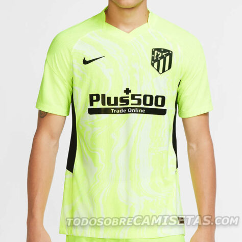 Com gola em V e um verde neon chamativo, o Atlético de Madrid também se inspirou em um tênis para elaborar seu uniforme alternativo. A sola do tênis Nike Volt Air Max 90 foi usada como base usado como base para a criação camiseta