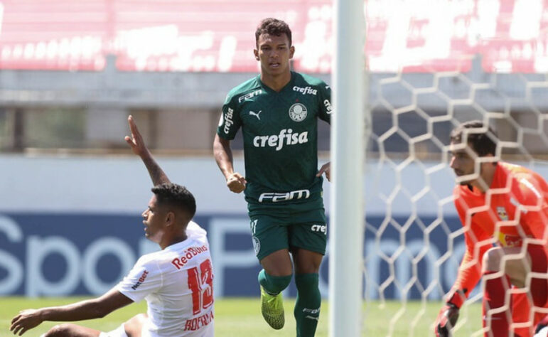 O Palmeiras sofreu, mas conseguiu a virada contra o Bragantino por 2 a 1 no fim do jogo, em duelo válido pela 8ª rodada do Brasileirão, disputado em Bragança Paulista. O jovem atacante Gabriel Veron foi o grande destaque da vitória, com gol e assistência. Confira as notas do Verdão no LANCE! 