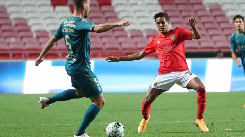 O destaque do Corinthians agora veste a camisa do Benfica e é uma das principais apostas do time de Jorge Jesus.. Pedrinho tem tudo para brilhar neste Português.