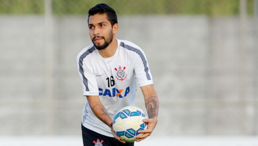 Petros: volante que explodiu no Corinthians e se tornou titular absoluto da equipe, foi negociado com o Real Bétis, da Espanha e voltou ao Brasil para atuar pelo São Paulo, onde também deixou a sua marca.