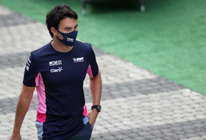 Sergio Pérez chega ao paddock de Sóchi. Mesmo sorridente, mexicano está fora do grid de 2021 até o momento