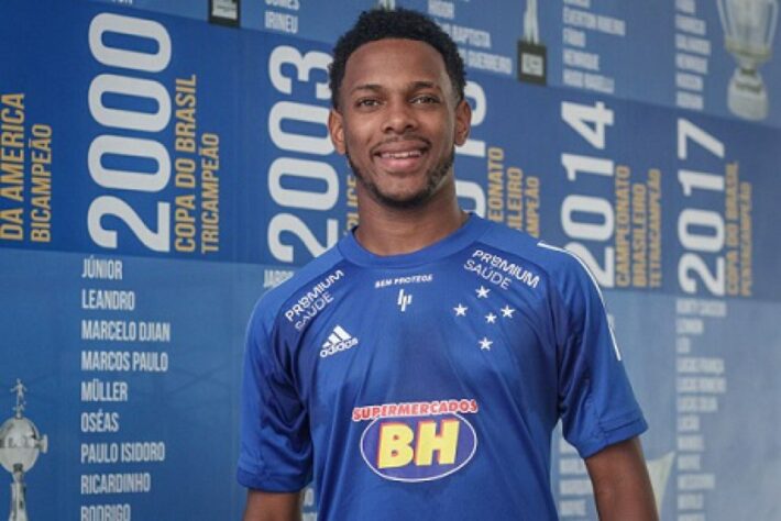 FECHADO: O Cruzeiro oficializou nesta segunda-feira. 31 de agosto, a contratação do lateral direito Rafael Luiz, atleta revelação do Sport Recife. O novo reforço chega ao clube celeste por empréstimo até o fim de 2021.