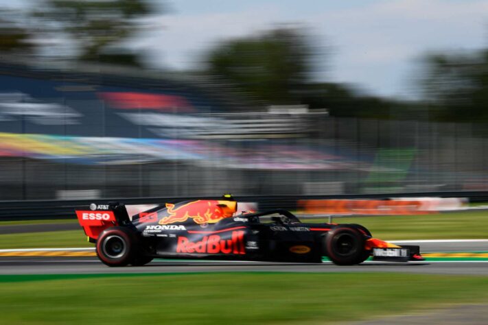 Albon também foi punido por não dar espaço a Grosjean em uma disputa no início da corrida