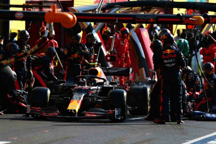 Alexander Albon faz sua primeira parada nos boxes durante o GP da Toscana