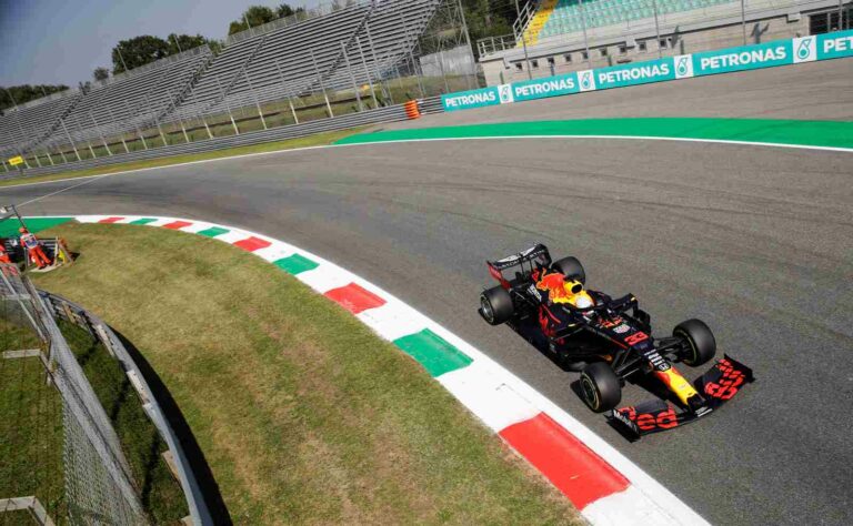Verstappen em ação nesta sexta-feira no circuito italiano