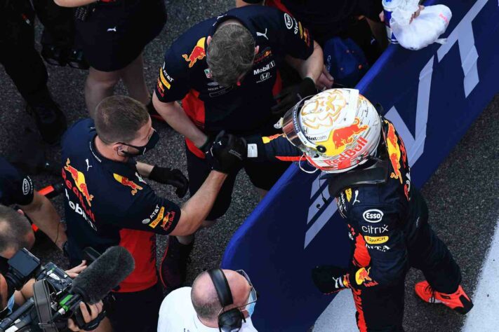 A festa de Max Verstappen com a equipe por dividir a dupla da Mercedes no grid