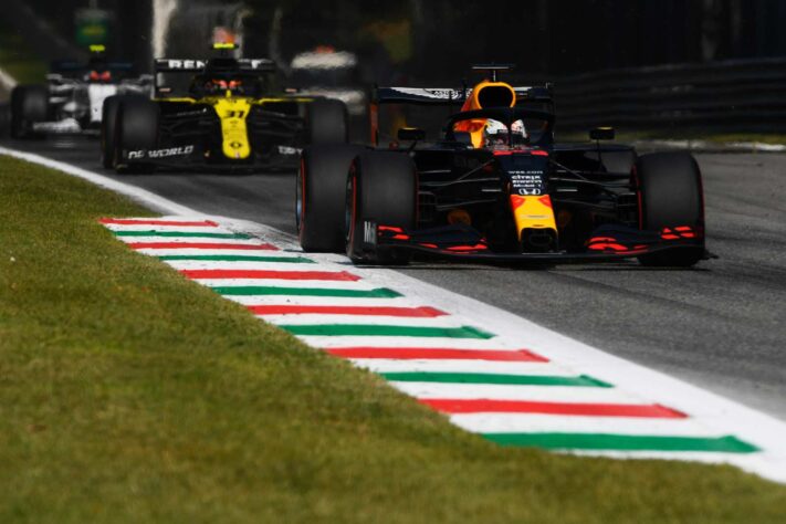 Verstappen largou mal e teve problemas no motor da Red Bull durante a prova