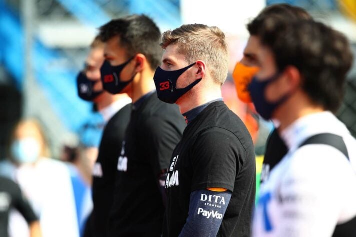 Pilotos em protesto contra o racismo antes do GP da Itália