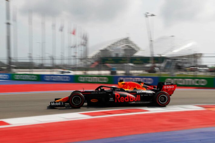 Max Verstappen em ação durante os treinos em Sóchi. Holandês gostou do segundo lugar no grid