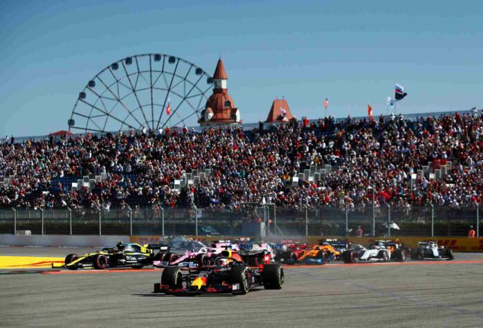 A confusão na largada do GP da Rússia, com vários carros escapando da pista