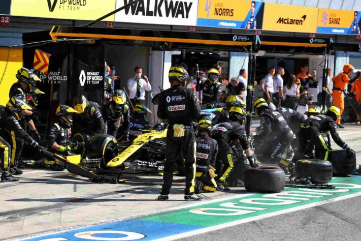 Ricciardo fez boa largada, mas caiu durante a corrida, especialmente após a relargada 