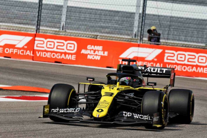 Daniel Ricciardo acelera no veloz circuito russo durante a classificação