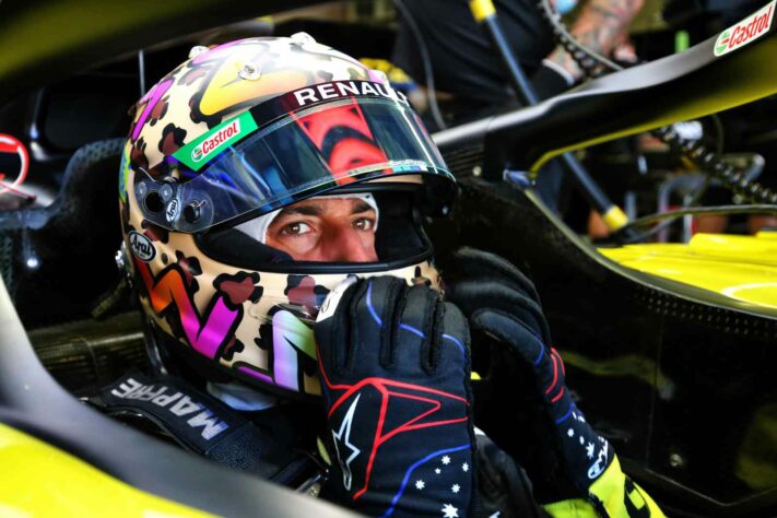Daniel Ricciardo concentrado antes de acelerar no TL2 em Mugello