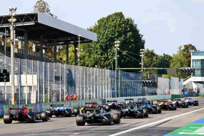 A relargada do GP da Itália, após a bandeira vermelha causada por Charles Leclerc 