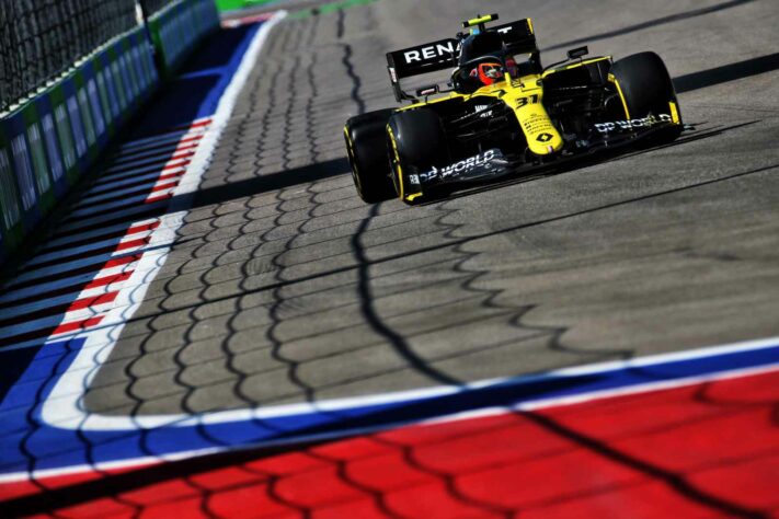 Esteban Ocon em ação no circuito russo