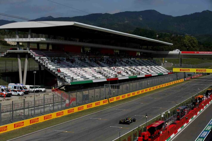 Alguns poucos espectadores acompanham os treinos livres em Mugello 