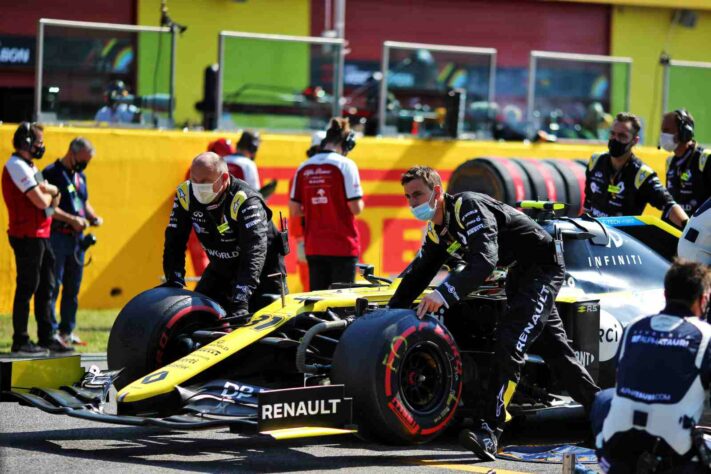 O carro de Esteban Ocon é levado do grid em Mugello. Francês voltou a abandonar uma corrida em 2020