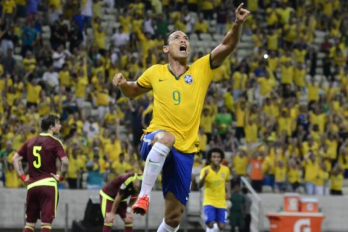 6) Ricardo Oliveira: “longe de ser um grande nome”, o centroavante, atualmente sem clube, teve impacto como camisa 9 do Brasil na Copa das Confederações de 2005 e jogou “razoavelmente bem, marcando duas vezes”. No total, ele tem 16 partidas e cinco gols na conta.