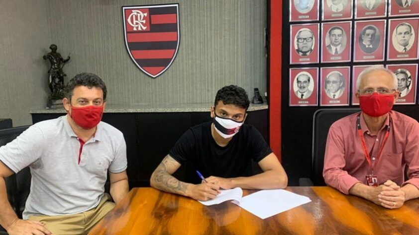 FECHADO - Os últimos dias de Richard Rios foram de ótimas notícias. Além de ser acionado e entrar em campo pelo time principal do Flamengo no Campeonato Brasileiro, em partida contra o Palmeiras em São Paulo, o jovem volante acertou a renovação de seu contrato com o clube. Agora, o vínculo do colombiano de 20 anos - que chegou ao Ninho no ano passado - é válido até dezembro de 2021.