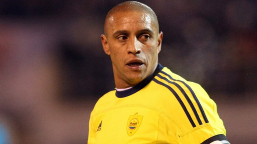 Em 2012, Roberto Carlos anunciou aposentadoria enquanto jogava pelo Anzhi, da Rússia, assumindo a diretoria do clube. Entretanto, em 2015, o lateral-esquerdo voltou a jogar pelo Delhi Dynamos na Superliga Indiana, fazendo também a função de treinador da equipe.