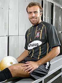 No ano de 2006, o Corinthians lançou uma camisa alternativa de cor preta com listas douradas. Em sua história, o Timão ainda lançou outras camisas alte