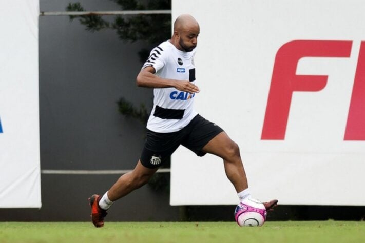 O lateral-esquerdo Romário está emprestado ao Cuiabá até dezembro de 2020. Já seu vínculo com o Santos termina em dezembro de 2022.