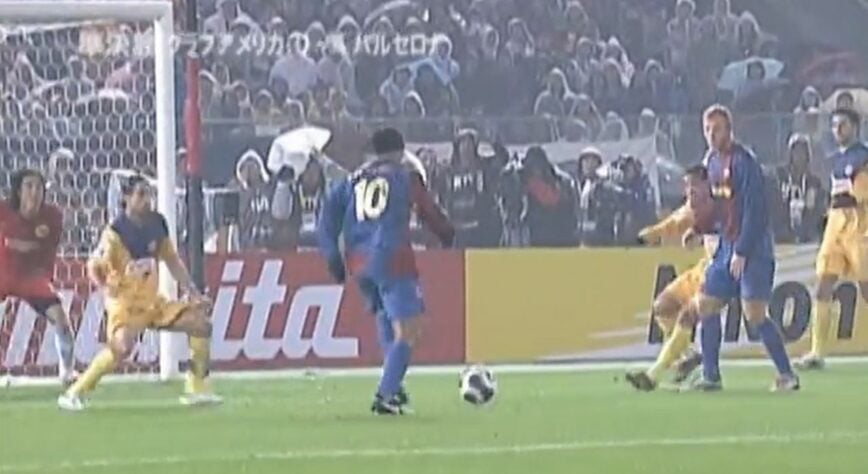 Show contra o América do México - Apesar do vice para o Internacional no Mundial de Clubes de 2006, Ronaldinho foi um dos responsáveis pela classificação à final. Na semi, contra os mexicanos, o brasileiro participou de três dos quatro gols na vitória por 4 a 0, fazendo inclusive um deles.