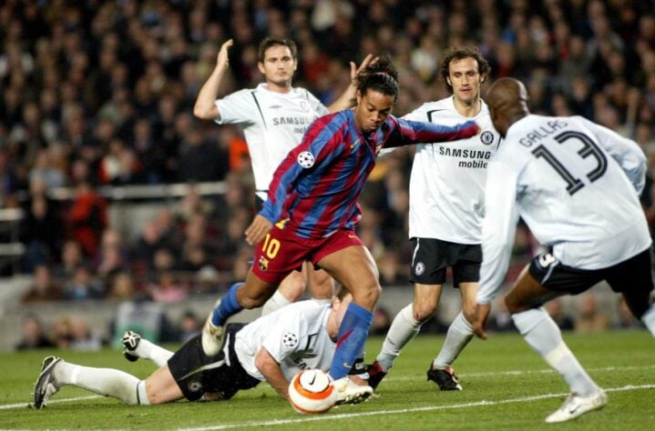 Chelsea na Liga dos Campeões - No ano em que foi campeão da Champions, Ronaldinho 2005/2006 se vingou da eliminação do ano anterior sobre o Chelsea. No jogo de volta das oitavas de final, o craque marcou o gol do empate em 1 a 1.