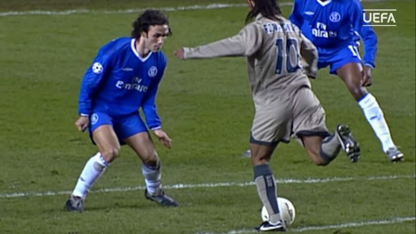 Chelsea na Liga dos Campeões - Apesar da eliminação na Champions 2004/2005 para o Chelsea, Ronaldinho fez um dos gols mais icônicos de sua carreira quando ‘sambou’ na frente da marcação.