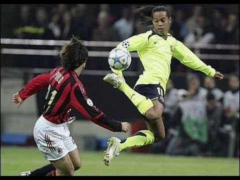 Humilhando marcadores do Milan - Na Liga dos Campeões 2005/2006, o brasileiro teve dia inspirado contra o Milan, no San Siro, e chamou todo mundo para dançar.