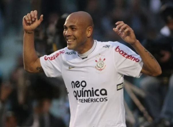 O atacante Souza, que jogava no Corinthians em 2010, respondeu a torcida do Vasco com gestos obscenos após a derrota do Alvinegro. Ele atuou no Cruz-Maltino por cinco anos e sempre teve problemas com torcedores. Ele acabou suspenso por dois jogos.