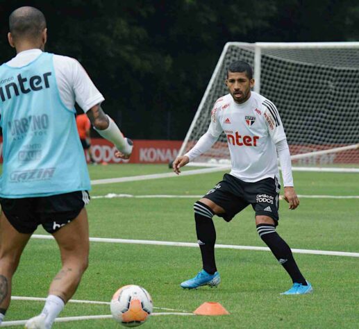 Rojas e Daniel Alves