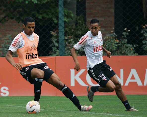 Bruno Alves disputa a bola